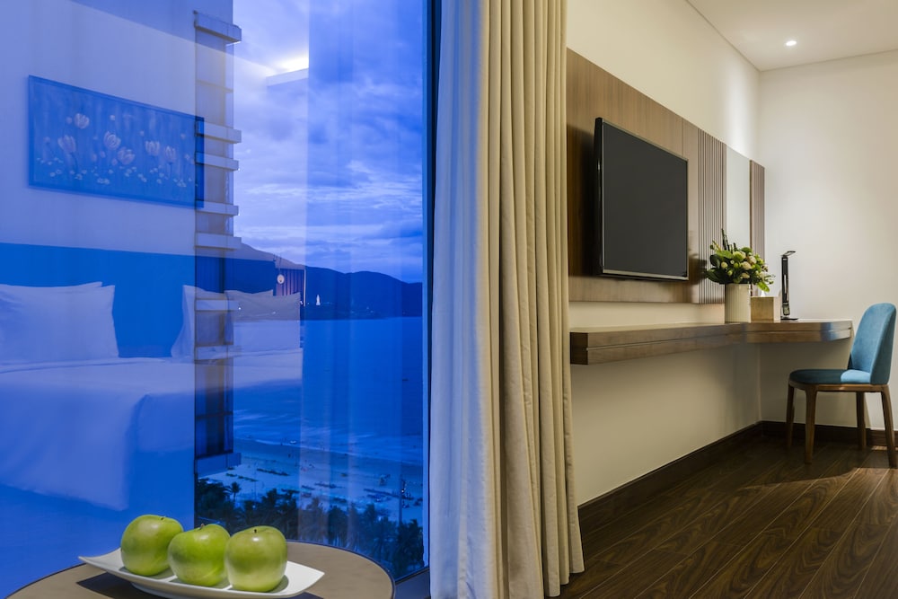 Maximilan Danang Beach Hotel 25/48