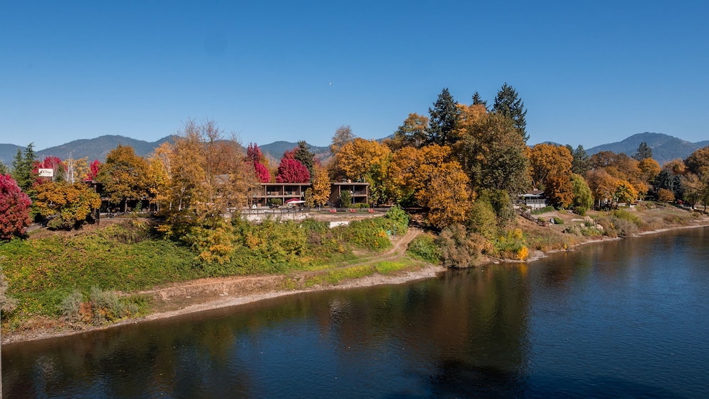 The Lodge at Riverside 54/62