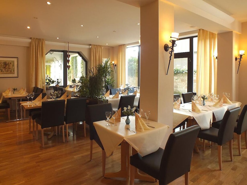 UNO Hotel Posthof Saarlouis 35/42
