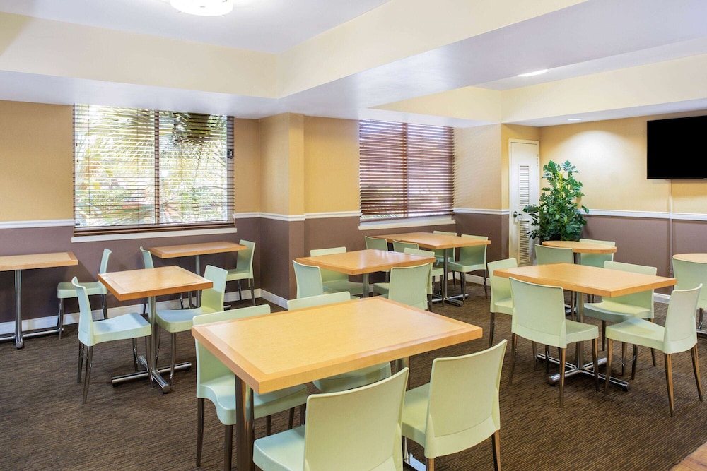 La Quinta Inn & Suites by Wyndham Sarasota Downtown 43/52