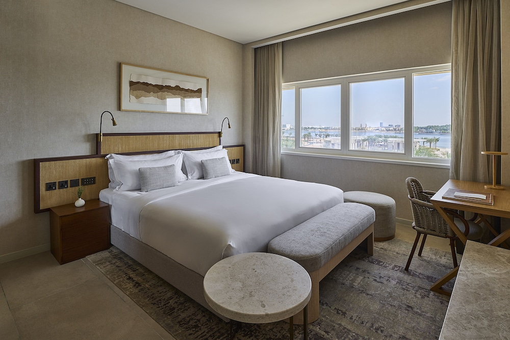 EXECUTIVE, SUITE