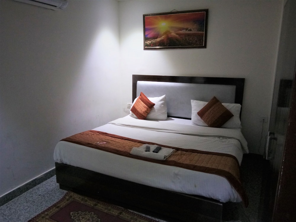 Hotel The Paramont Delhi 9/50