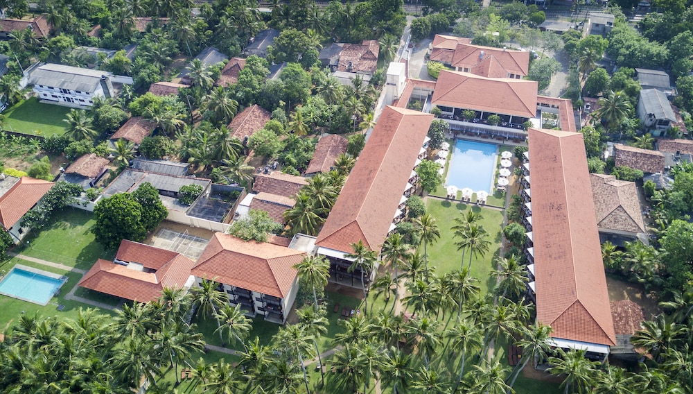 Mermaid Hotel and Club 30/34