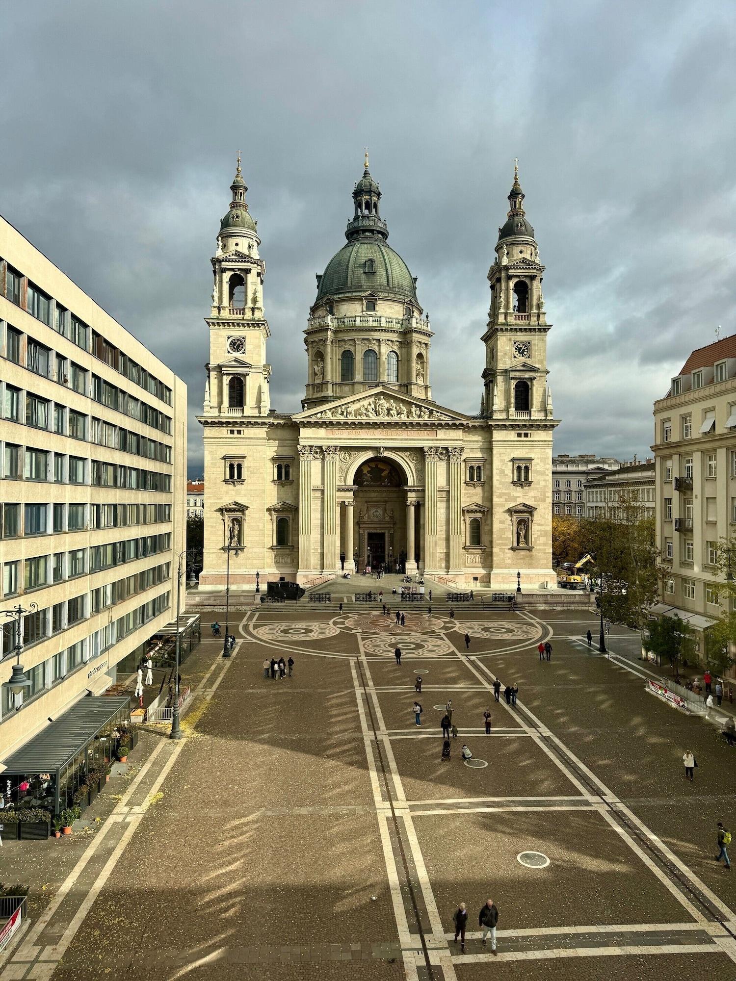 Basiliq Hotel 45/50
