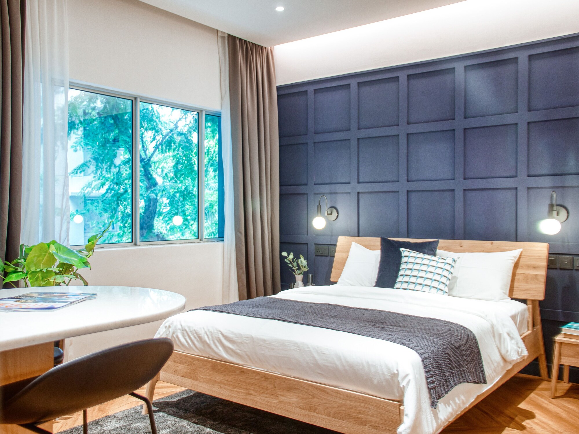 ROOM, LARGE