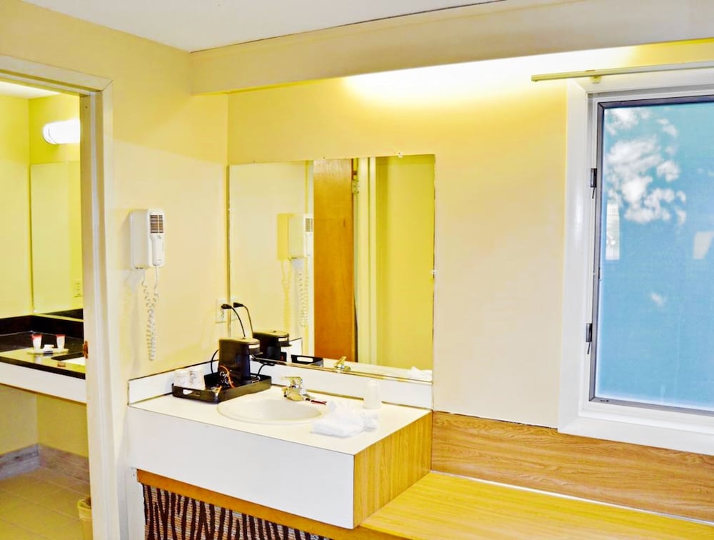 Flagship Inn And Suites 17/34