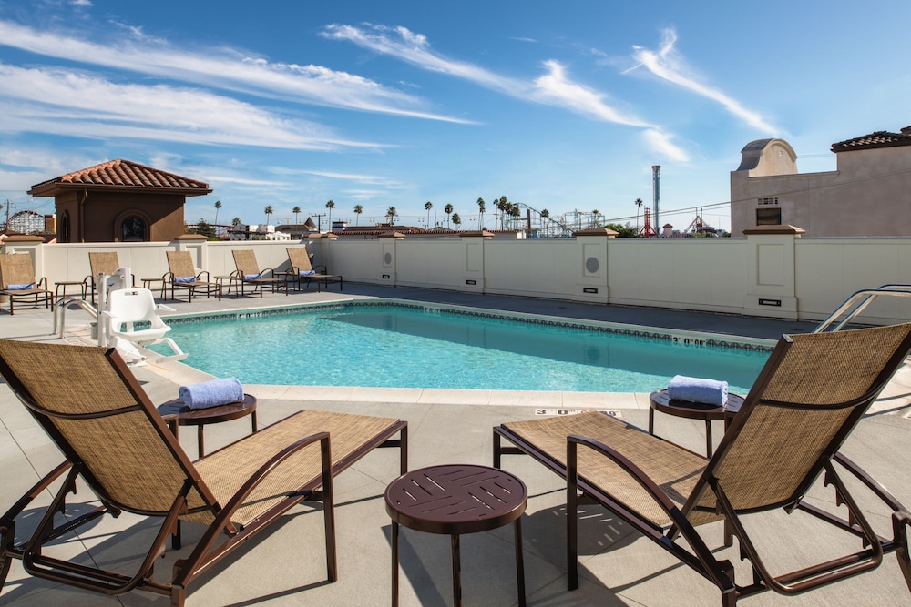 Courtyard by Marriott Santa Cruz 34/36