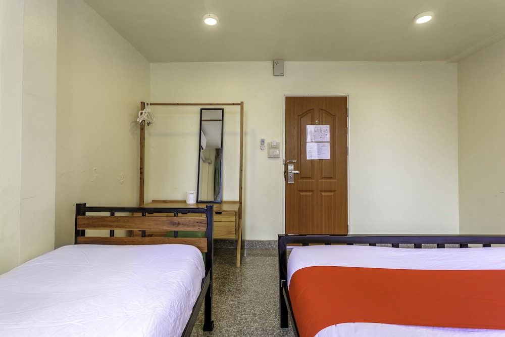 OYO 928 Leaf Hostel 10/55