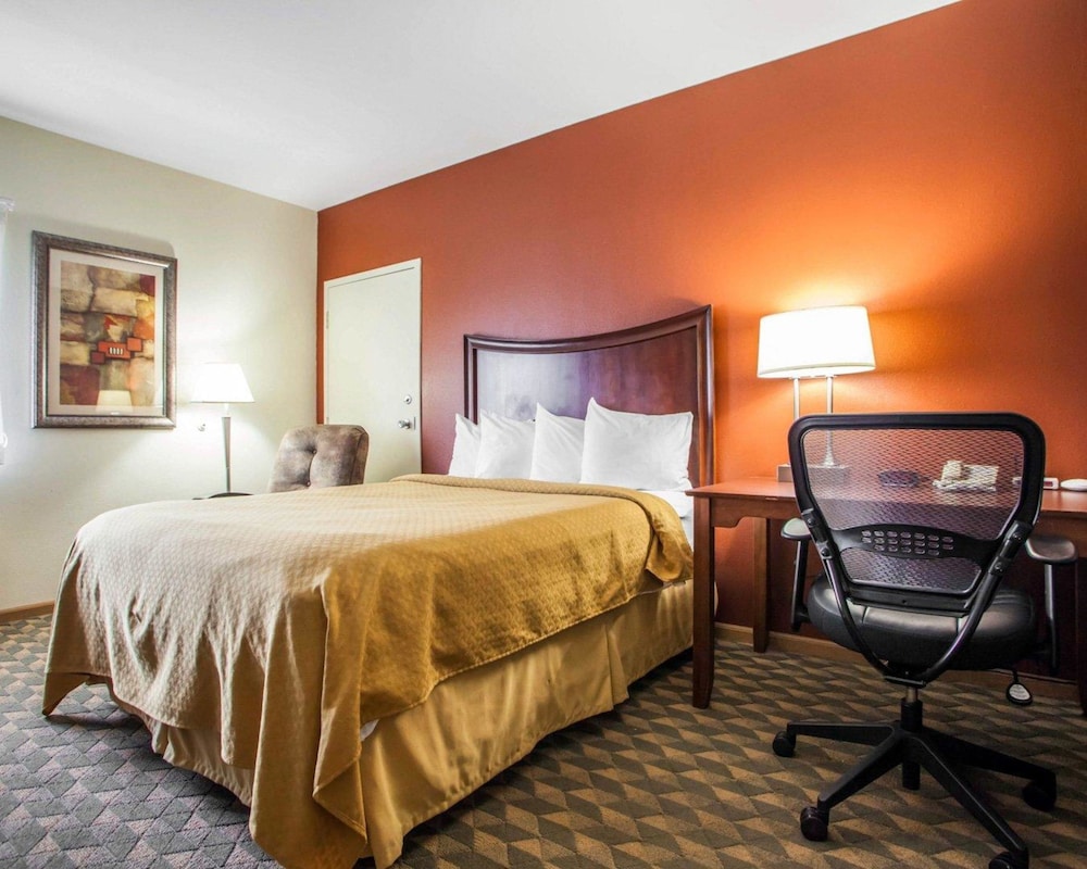 Quality Inn and Suites Ames Conference Center Near ISU Campus 15/48