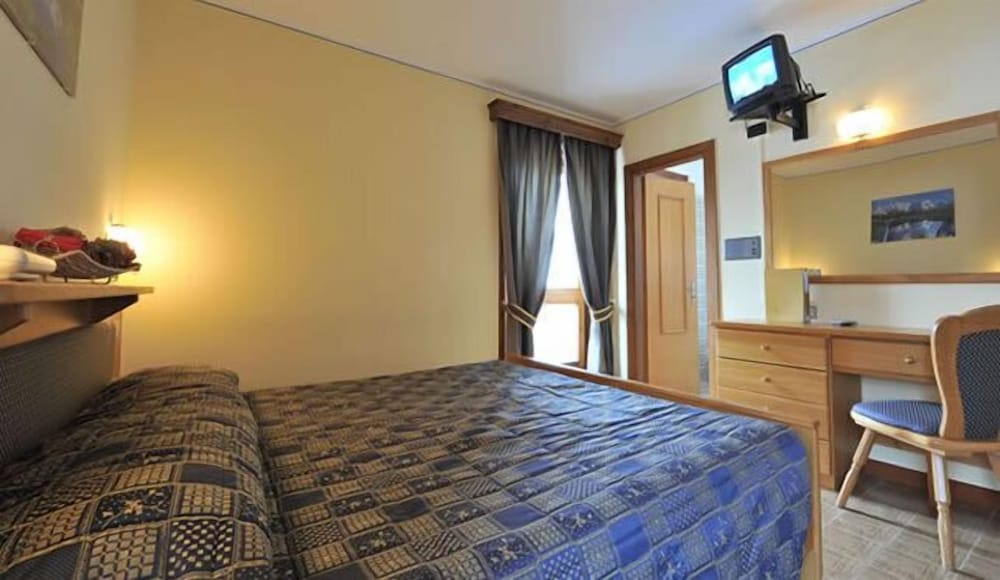ROOM, DOUBLE BED