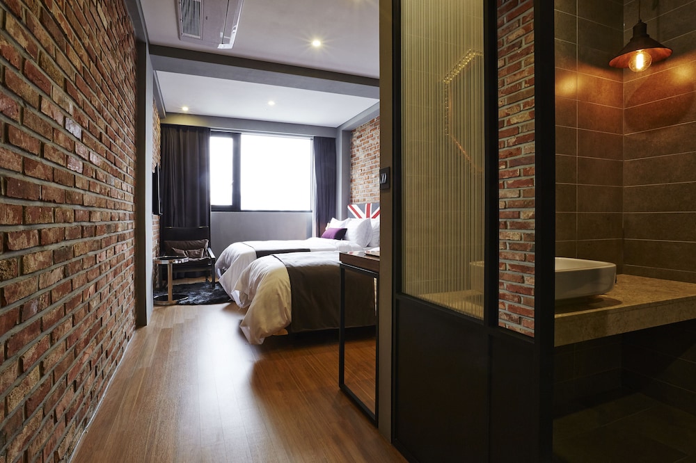 URBAN ISLAND HOTEL 27/28