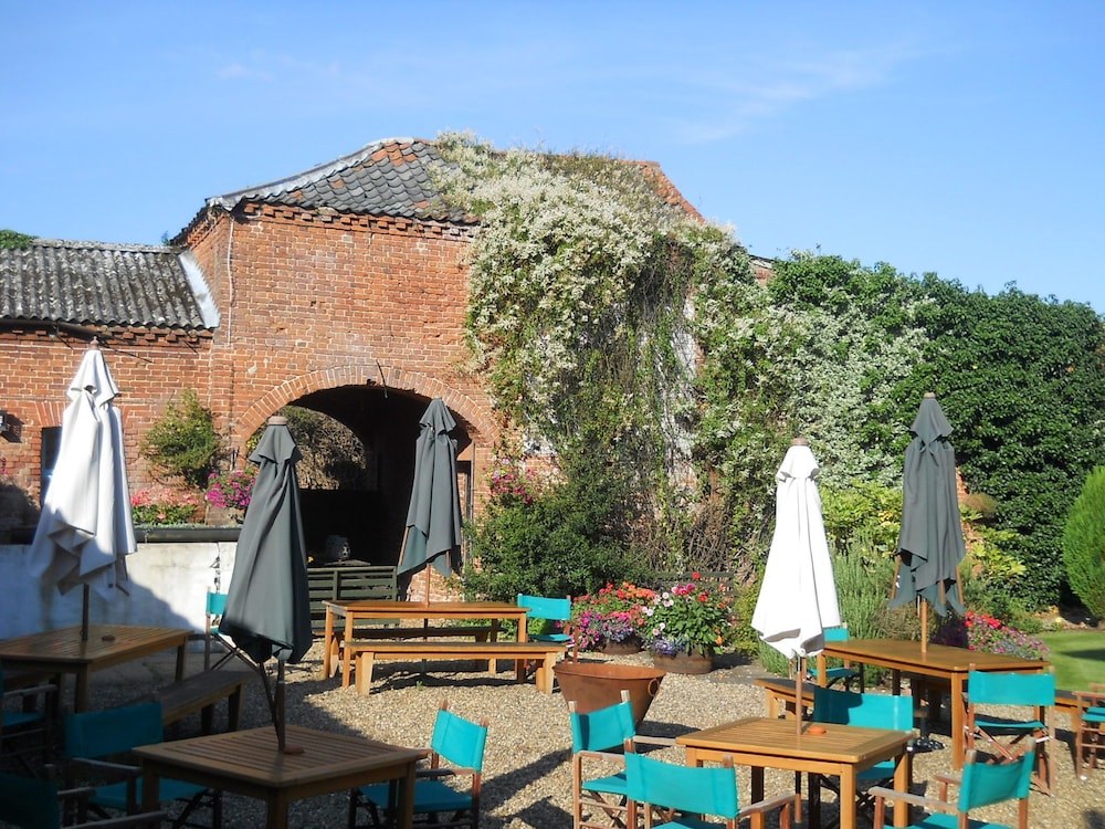 The Saracen's Head 25/32