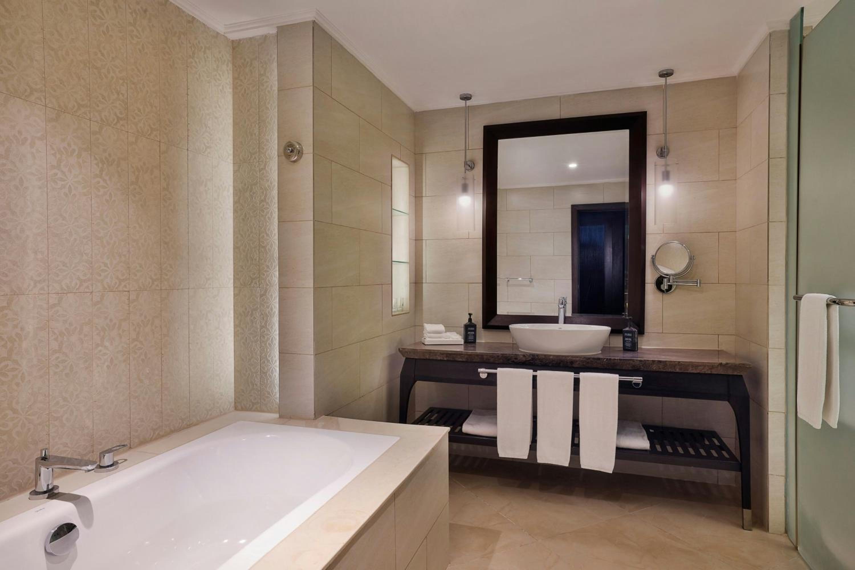 Premier, Deluxe, King Bed, Sea View, Sheraton Sharjah Beach Resort Spa 6/9