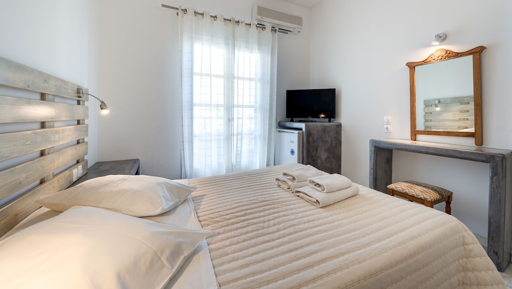 ROOM, DOUBLE BED