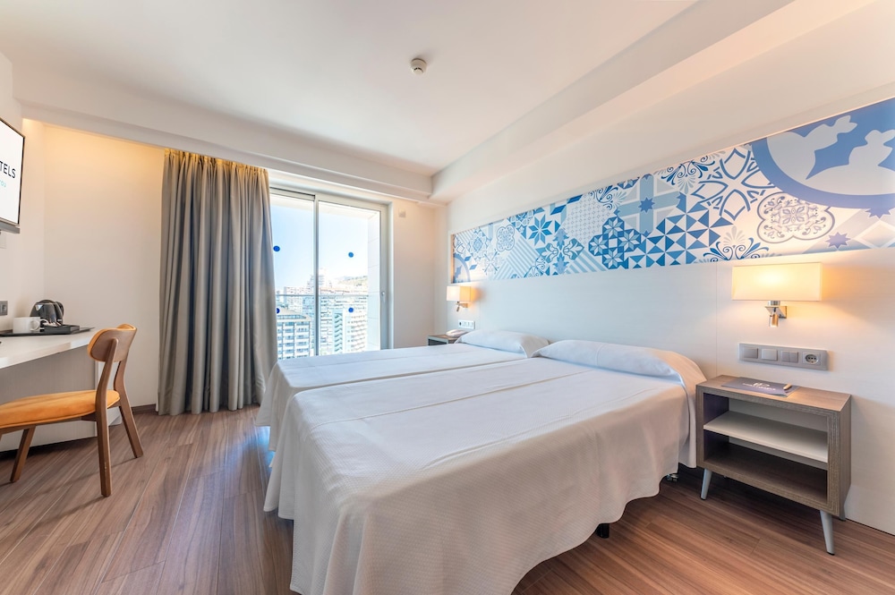 غرفة بشرفة مفردة بسرير مزدوج