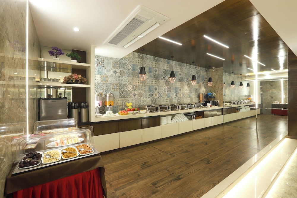 Oyo Premium 091 Vile Parle East 7/50