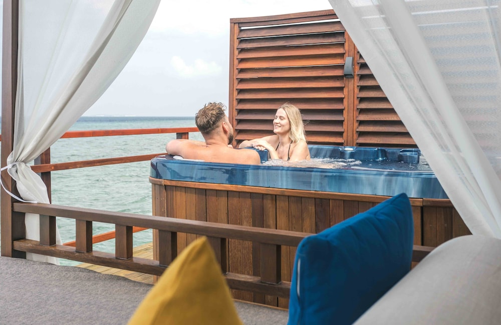 Furaveri Maldives 11/67