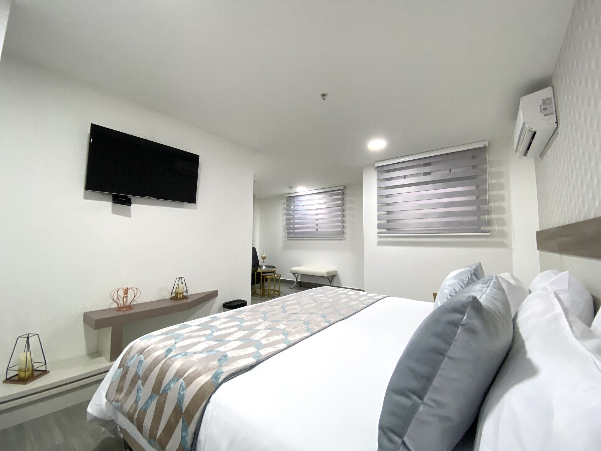 Junior, Queen Bed