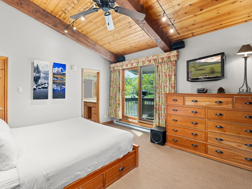 3 Bedrooms, Condo, Summit