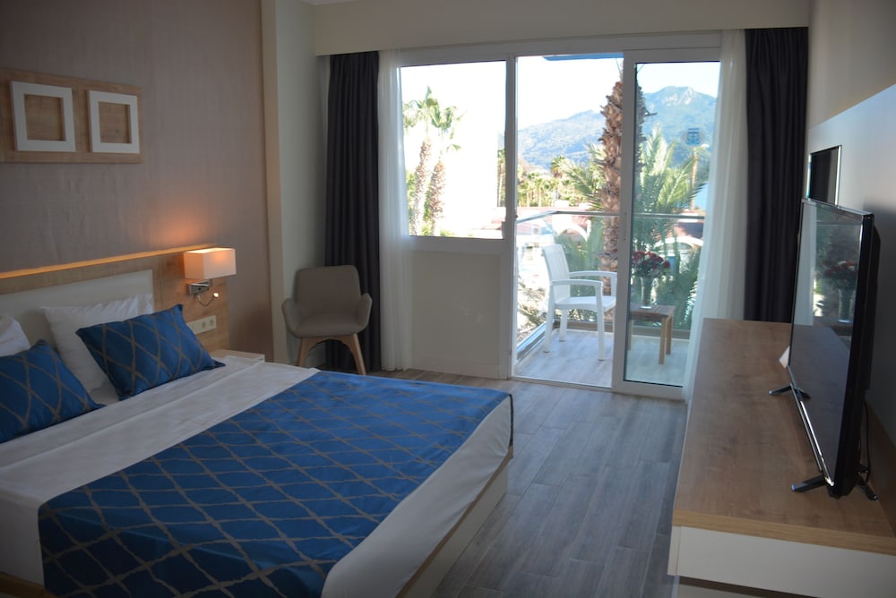 Fortezza Beach Resort 12/70