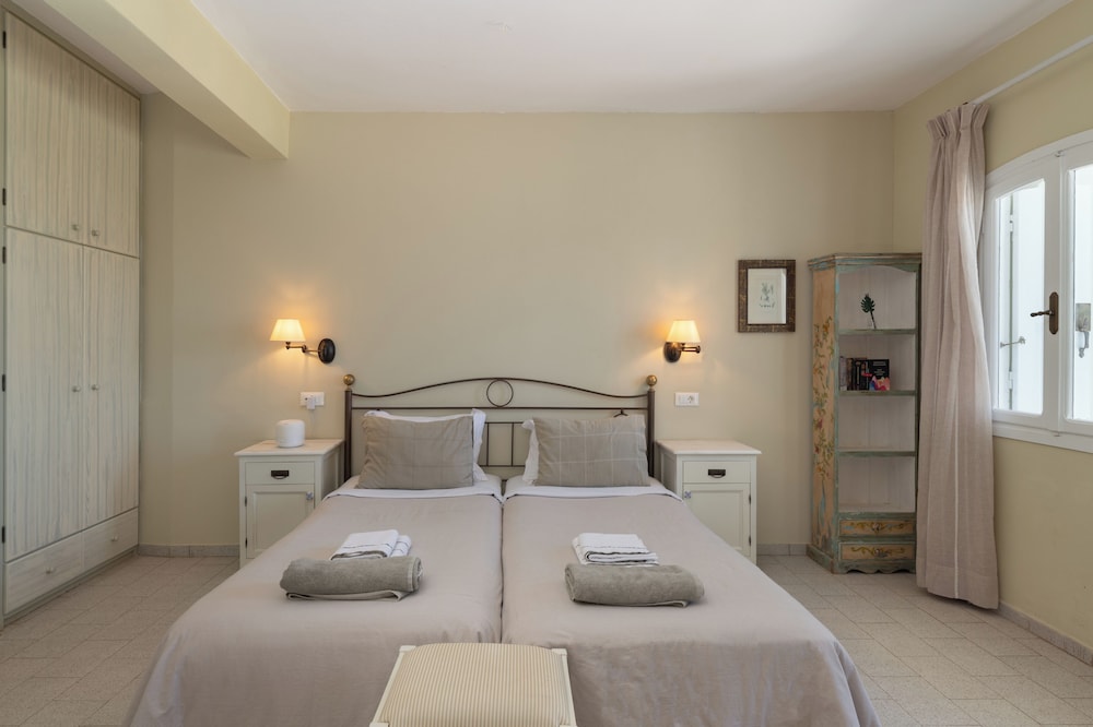 Adrakos Apartments 8/78