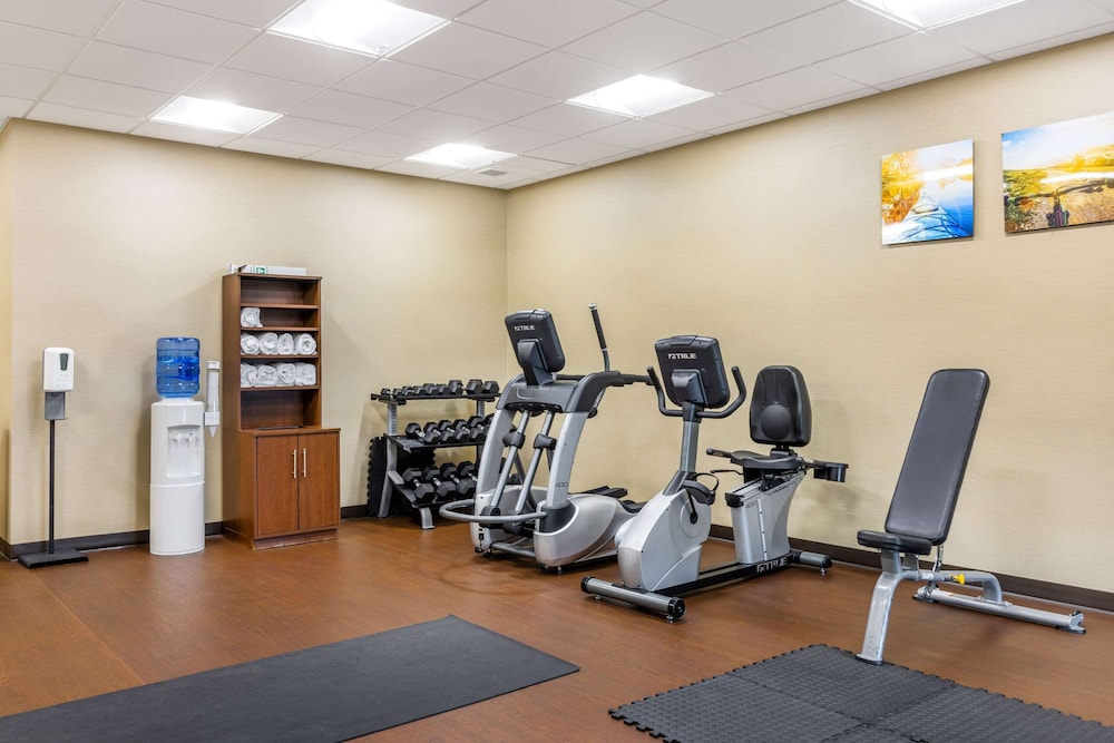 Comfort Inn & Suites At Crossplex Village 31/50