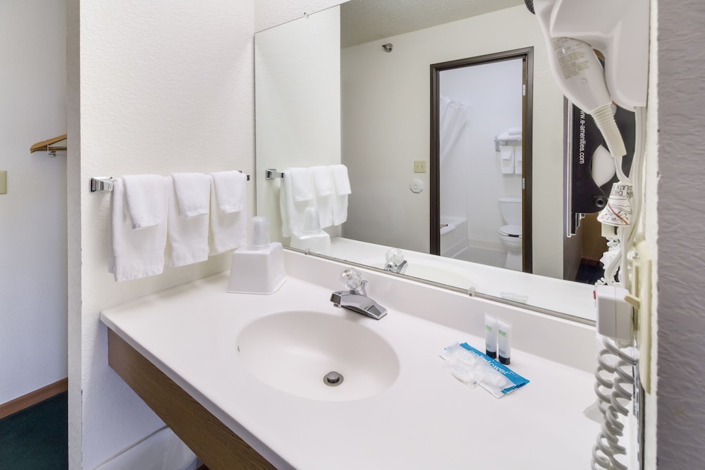Alliance Hotel & Suites, a Howard Johnson by Wyndham 55/58