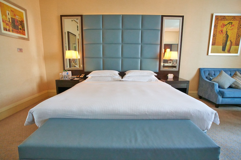 غرفة كلوب بسرير كينج مع دخول صالة النادي، Millennium Hotel and Convention Centre 3/8