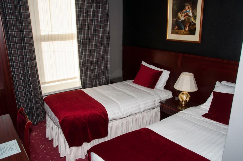 Caledonian Hotel 3/34