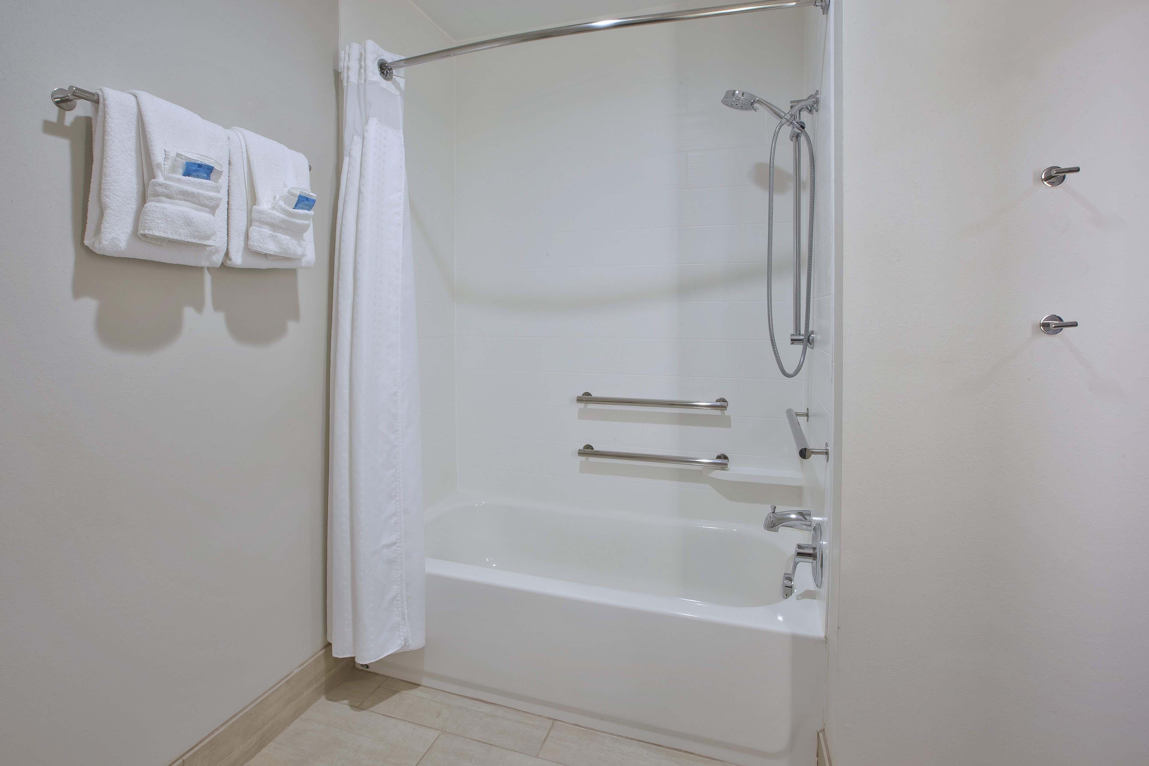 Holiday Inn Express Suites Parkersburg East 56/56