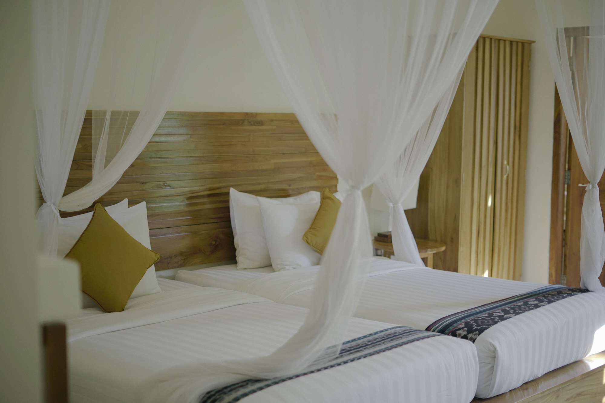 DELUXE, TWIN BEDS