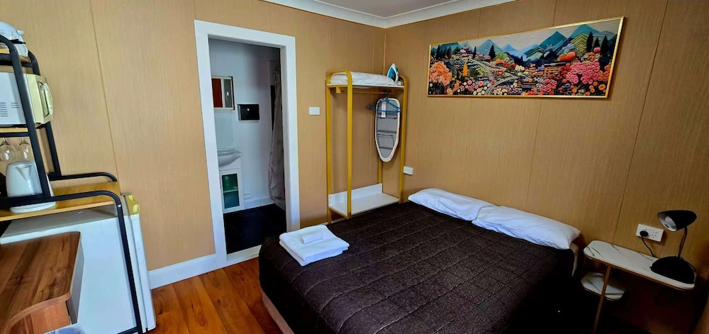 Budget, Queen Bed 3/6