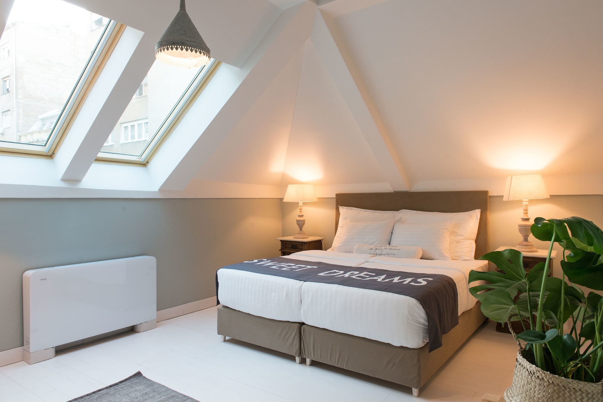 ROOM, QUEEN BED