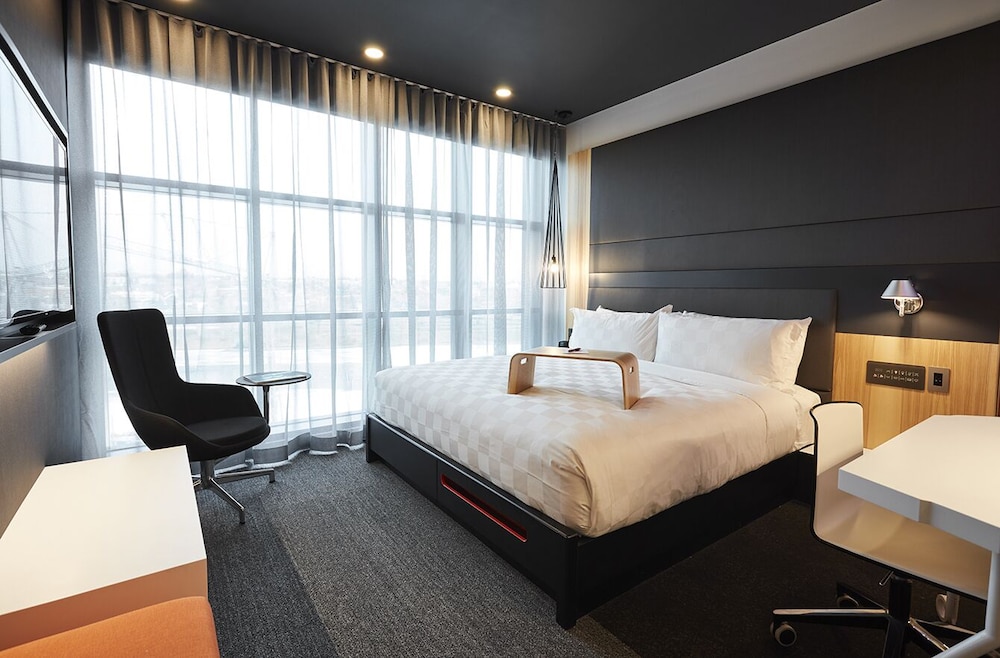 Alt Hotel Calgary East Village 13/36