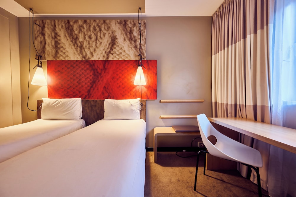 ROOM, TWIN BEDS