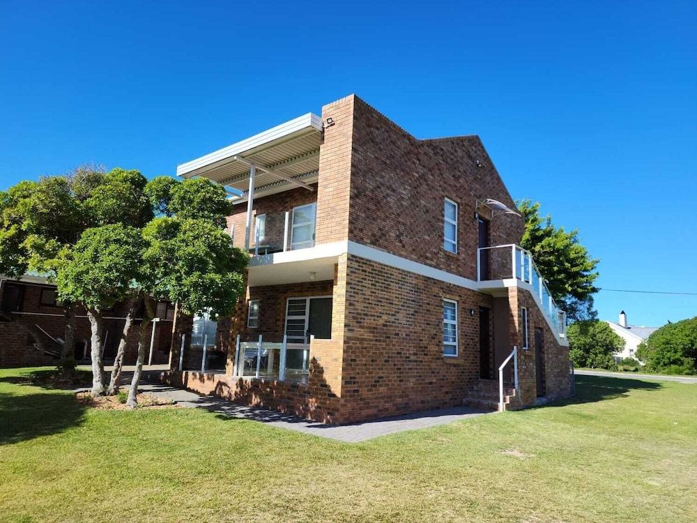 Muir Holiday Apartments 4/48