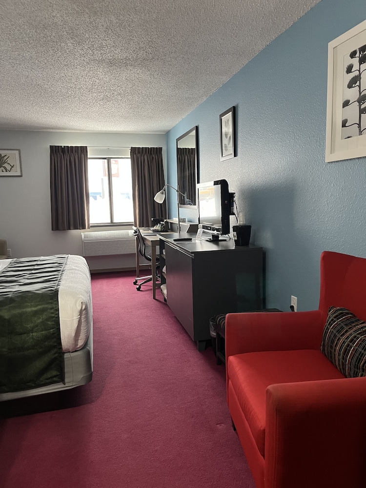 غرفة ديلوكس بسرير كينج مع أريكة، Pictured Rocks Inn & Suites 3/5