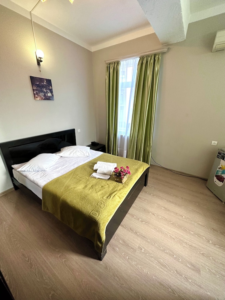 Qeroli Hotel 11/50