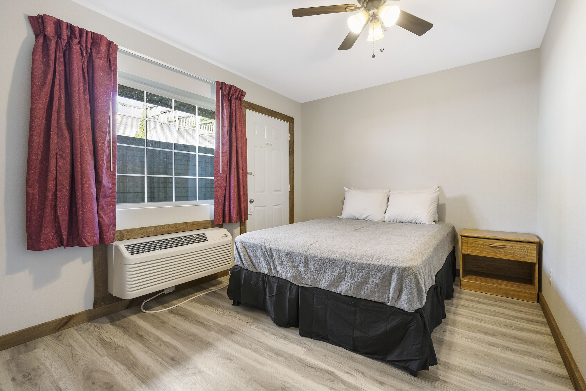 2 BEDROOMS, LODGE, KITCHENETTE
