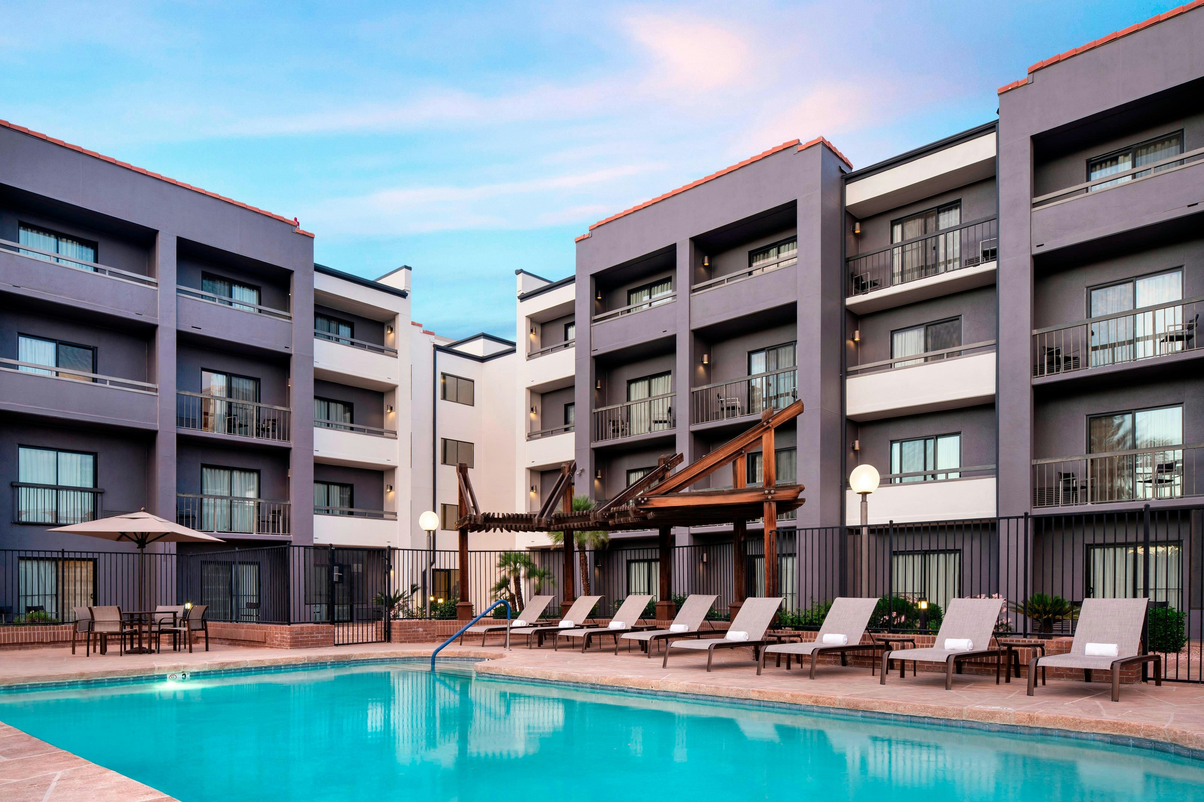 Courtyard By Marriott Phoenix Airport 2/2