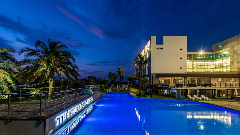 The Four Graces Resort 28/28