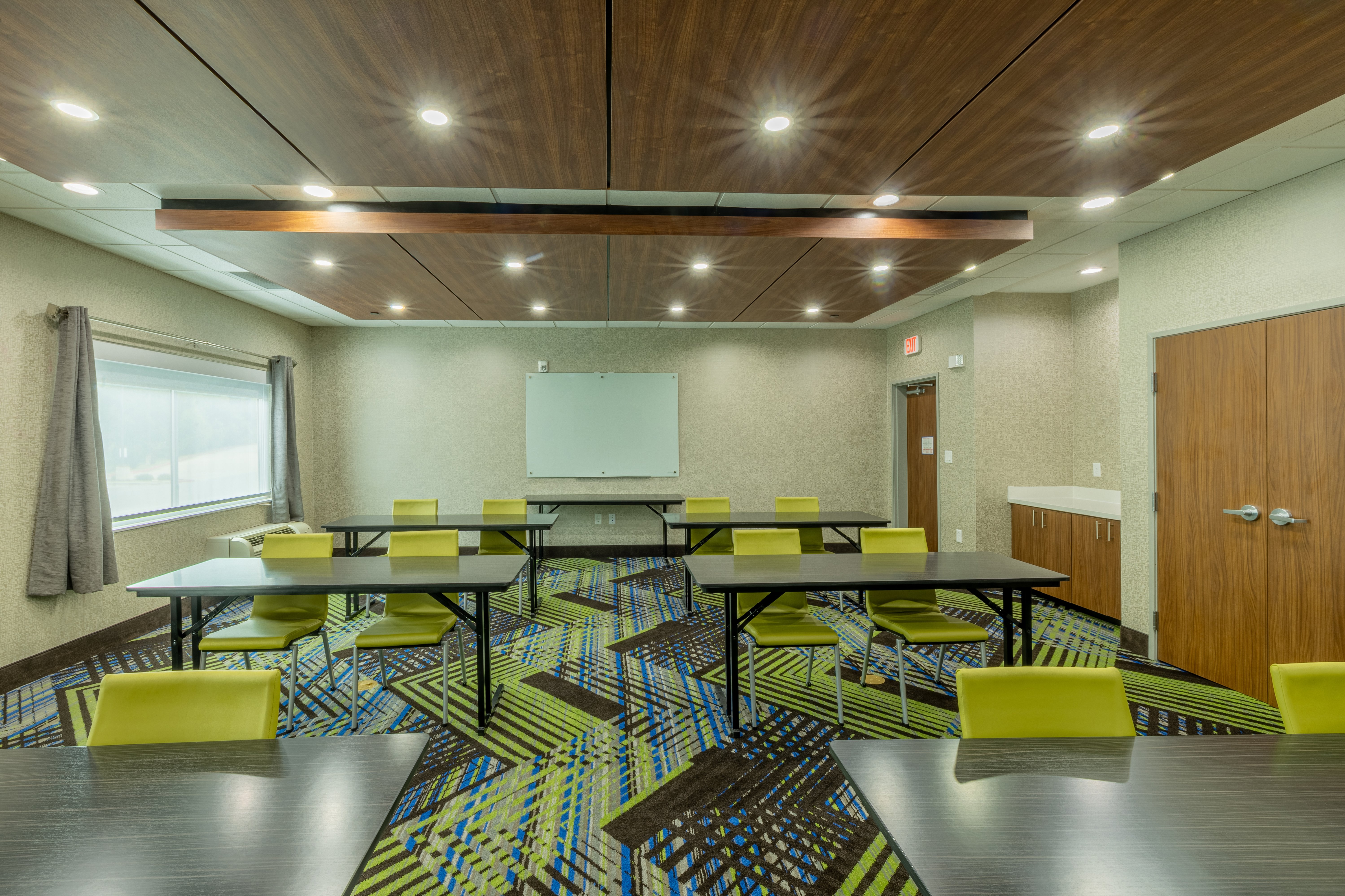 Holiday Inn Express Suites Lindale 57/68