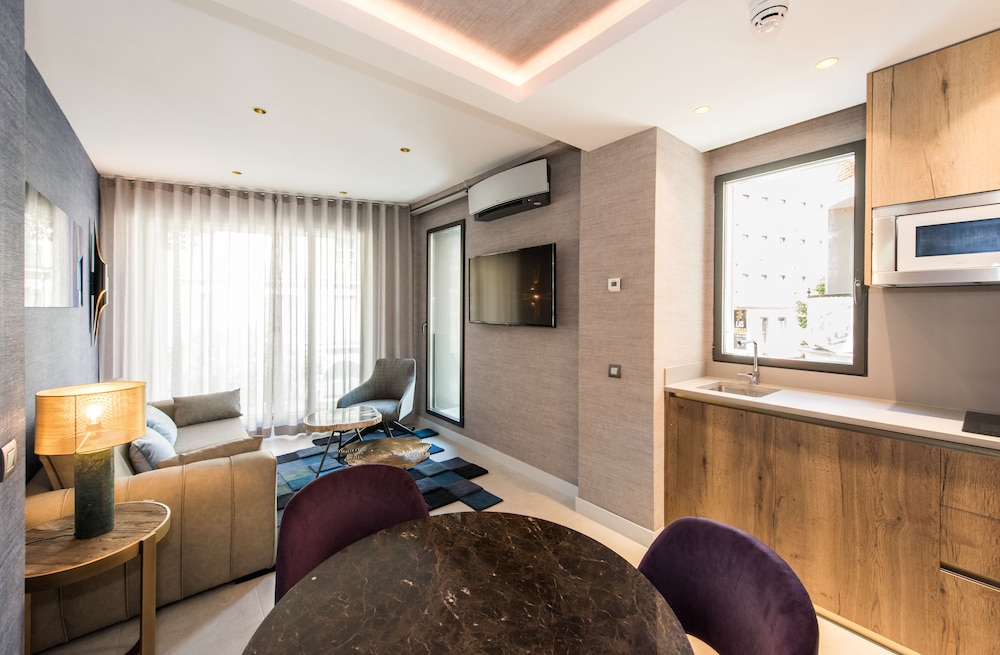 The Garden Suites 36/42