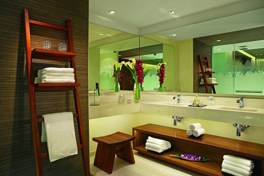 PREFERRED CLUB, JUNIOR SUITE, KING BED, OCEAN VIEW