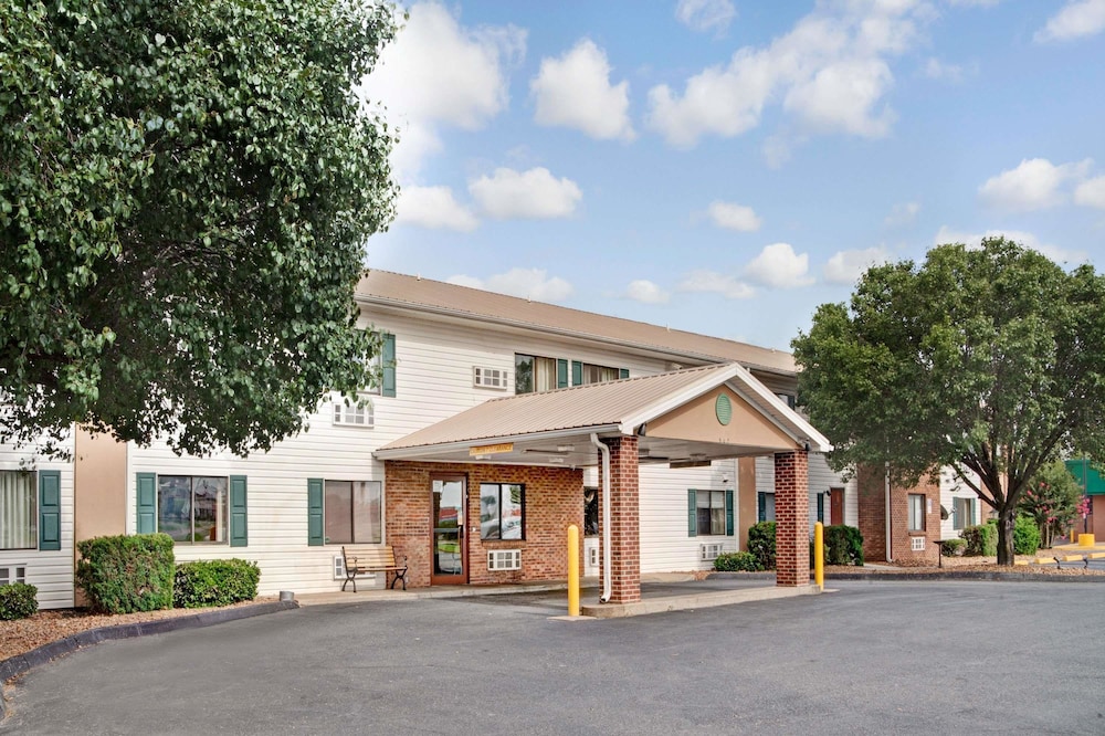 Super 8 by Wyndham West Memphis 1/13