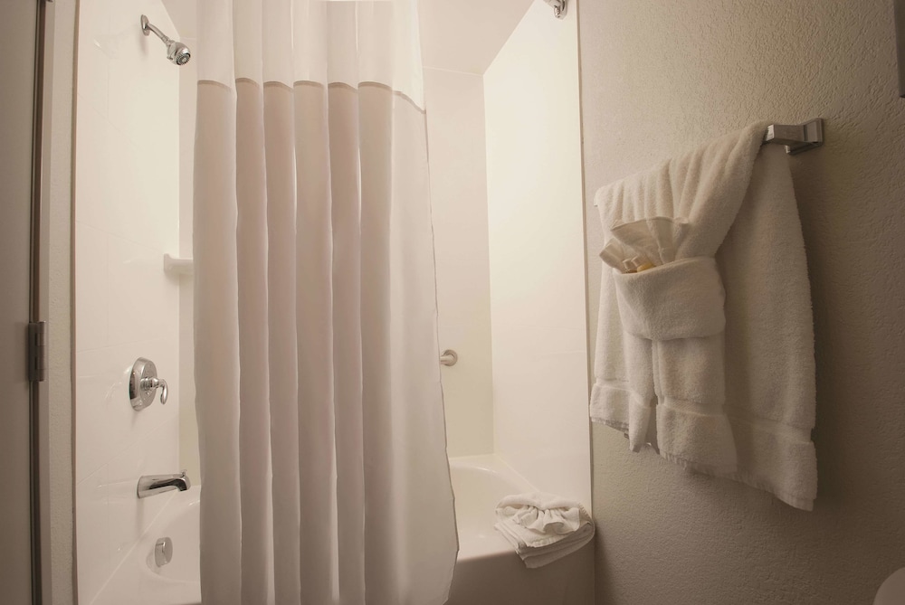La Quinta Inn & Suites by Wyndham Atlanta Airport North 30/60