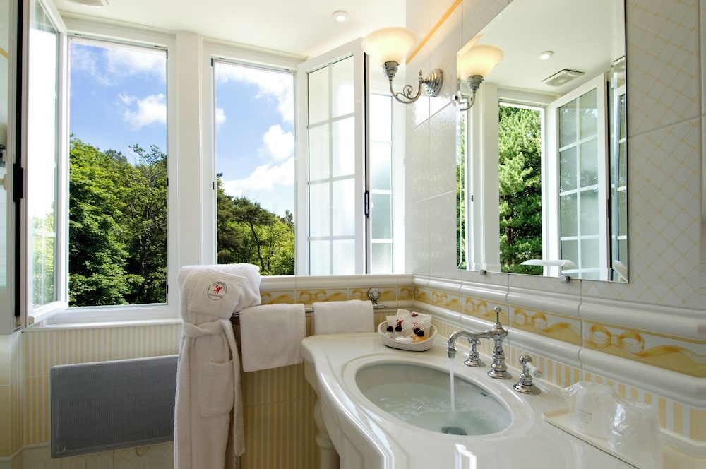 Manoir Hotel 50/50