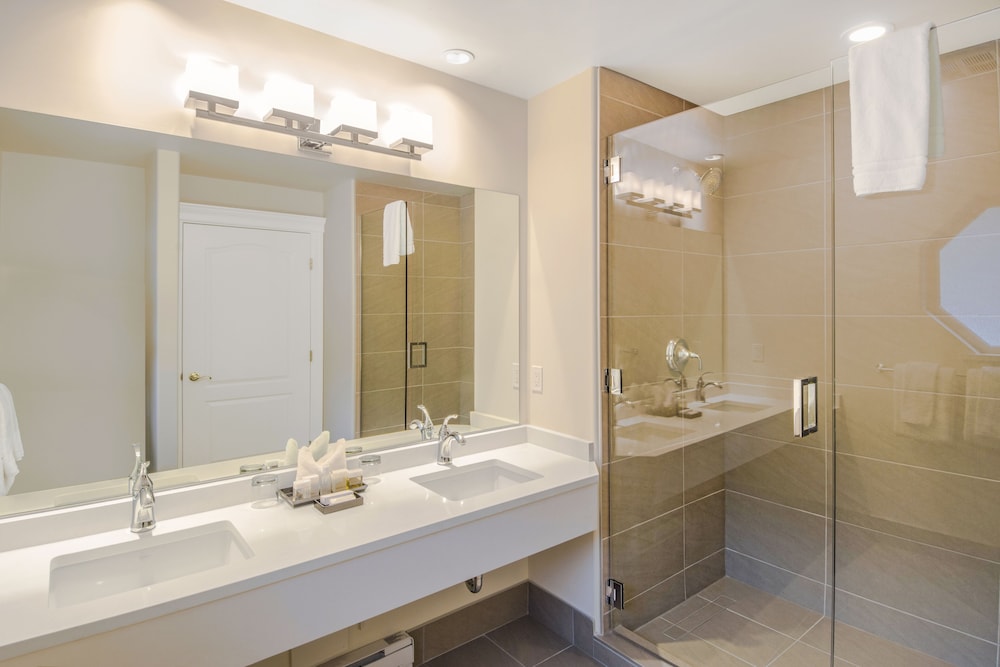 Villa Eyrie Resort 40/44