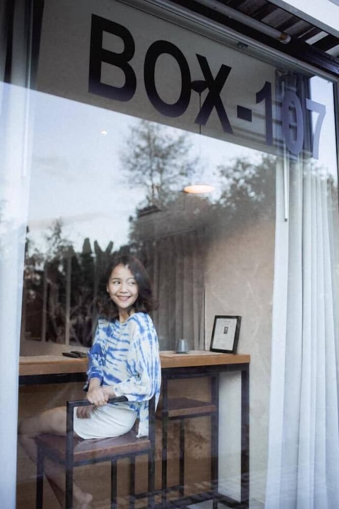 Crystal Box Hotel 6/32