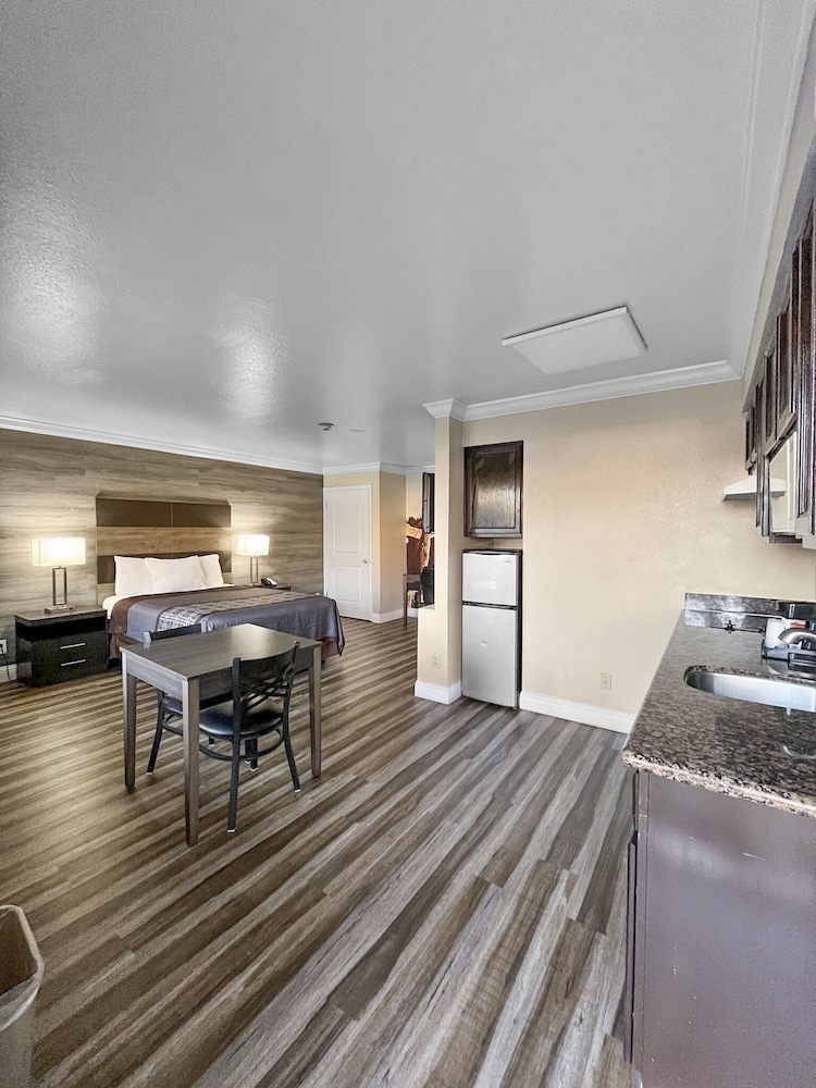 Rodeo Lodge (ex Americas Best Value Inn and Suites-Clovis/Fresno) 35/59